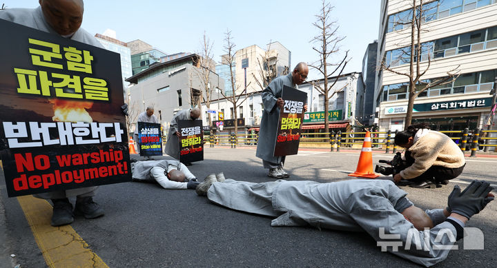 [서울=뉴시스] 최진석 기자 = 대한불교조계종 사회노동위원회가 17일 서울 종로구 조계사에서 중동 전쟁 중단과 평화를 촉구하는 오체투지를 하며 미국대사관 앞으로 향하고 있다. 2026.03.17. myjs@newsis.com