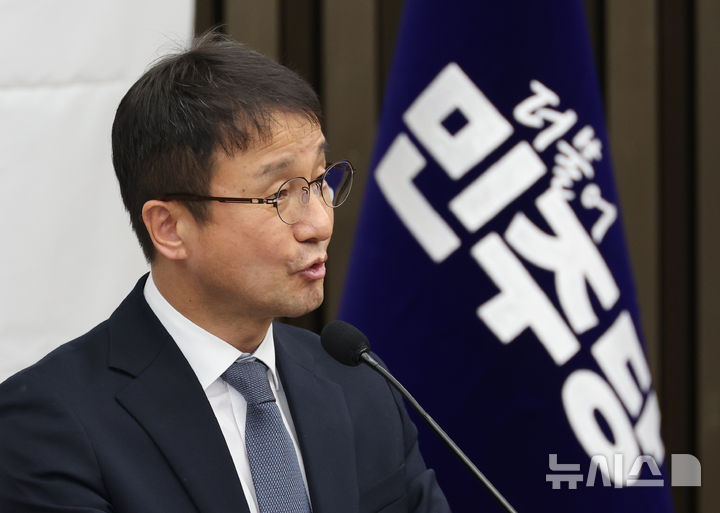 [서울=뉴시스] 김금보 기자 = 한병도 더불어민주당 원내대표가 지난 3월 17일 오후 서울 여의도 국회에서 열린 의원총회에서 발언을 하고 있다. 2026.03.17. kgb@newsis.com