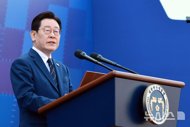 [아산=뉴시스] 고범준 기자 = 이재명 대통령이 17일 충남 아산시 경찰대학에서 열린 2026년 신임 경찰 경위·경감 임용식에서 축사를 하고 있다. 2026.03.17. bjko@newsis.com