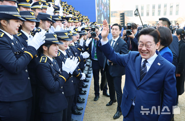 [아산=뉴시스] 고범준 기자 = 이재명 대통령이 17일 충남 아산시 경찰대학에서 열린 2026년 신임 경찰 경위·경감 임용식에서 신임 경찰과 인사하고 있다. 2026.03.17. bjko@newsis.com