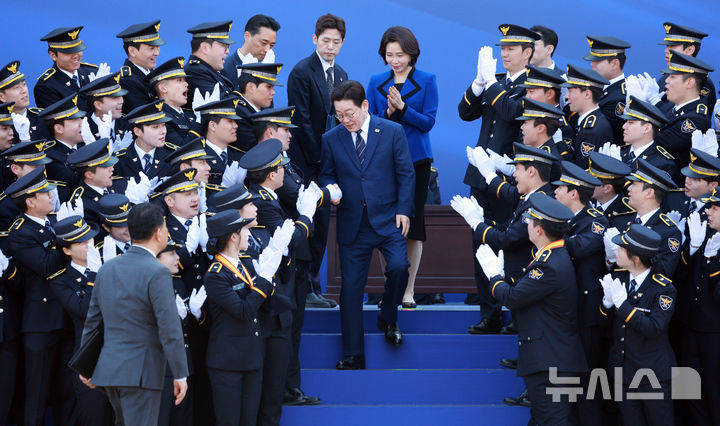 [아산=뉴시스] 고범준 기자 = 이재명 대통령과 김혜경 여사가 17일 충남 아산시 경찰대학에서 열린 2026년 신임 경찰 경위·경감 임용식에서 신임 경찰과 악수하고 있다. 2026.03.17. bjko@newsis.com