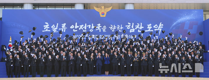 [아산=뉴시스] 고범준 기자 = 이재명 대통령과 김혜경 여사가 17일 충남 아산시 경찰대학에서 열린 2026년 신임 경찰 경위·경감 임용식에서 참석자들과 기념촬영을 하고 있다. 2026.03.17. bjko@newsis.com