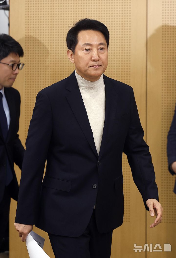 [서울=뉴시스] 정병혁 기자 = 오세훈 서울시장이 17일 서울 중구 서울시청에서 공천 신청 관련 입장 발표를 위해 브리핑룸으로 들어오고 있다. 2026.03.17. jhope@newsis.com