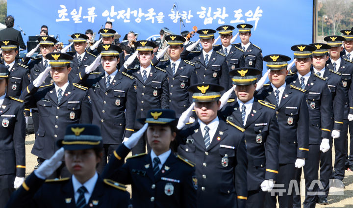 [아산=뉴시스] 고범준 기자 = 17일 충남 아산시 경찰대학에서 열린 2026년 신임 경찰 경위·경감 임용식에서 신임 경찰이 이재명 대통령을 향해 경례하고 있다. 2026.03.17. bjko@newsis.com