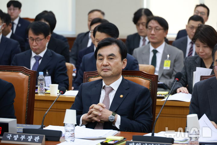 [서울=뉴시스] 고승민 기자 = 안규백 국방부 장관이 17일 서울 여의도 국회에서 열린 국방위원회 전체회의에서 생각에 잠겨 있다. 2026.03.17. kkssmm99@newsis.com