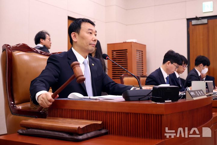 [서울=뉴시스] 조성봉 기자 = 김용민 국회 법사위 법안심사제1소위원회 위원장이 17일 오후 서울 여의도 국회에서 열린 법제사법위원회 법안심사제1소위원회에서 의사봉을 두드리고 있다. 2026.03.17. suncho21@newsis.com