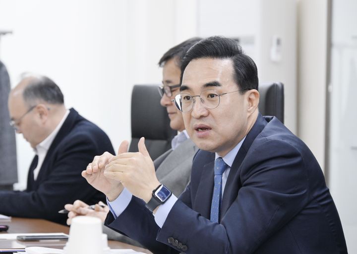 [서울=뉴시스] 박홍근 기획예산처 장관 후보자가 17일 오후 서울 중구 예금보험공사에서 민생안정 분야 정책간담회를 주재하고 있다. (사진=기획예산처 제공) 2026.03.17. photo@newsis.com *재판매 및 DB 금지