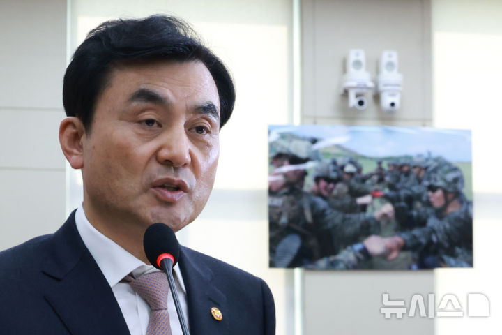 [서울=뉴시스] 고승민 기자 = 안규백 국방부 장관이 17일 서울 여의도 국회에서 열린 국방위원회 전체회의에서 업무보고를 하고 있다. 2026.03.17. kkssmm99@newsis.com