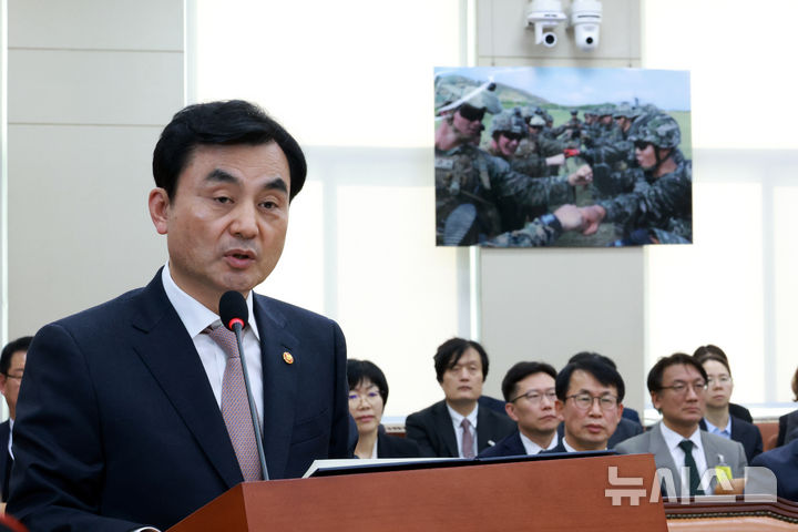 [서울=뉴시스] 고승민 기자 = 안규백 국방부 장관이 17일 서울 여의도 국회에서 열린 국방위원회 전체회의에서 업무보고를 하고 있다. 2026.03.17. kkssmm99@newsis.com