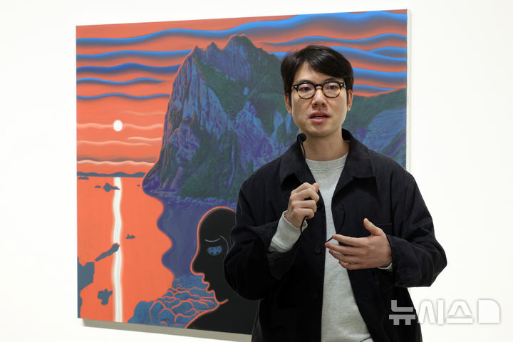 [서울=뉴시스] 박진희 기자 = 이우성 작가가 17일 서울 종로구 갤러리현대에서 개인전 '너에게 물으면 알 수 있을까?'에 선보인 주요 작품을 설명하고 있다.2026.03.17. pak7130@newsis.com