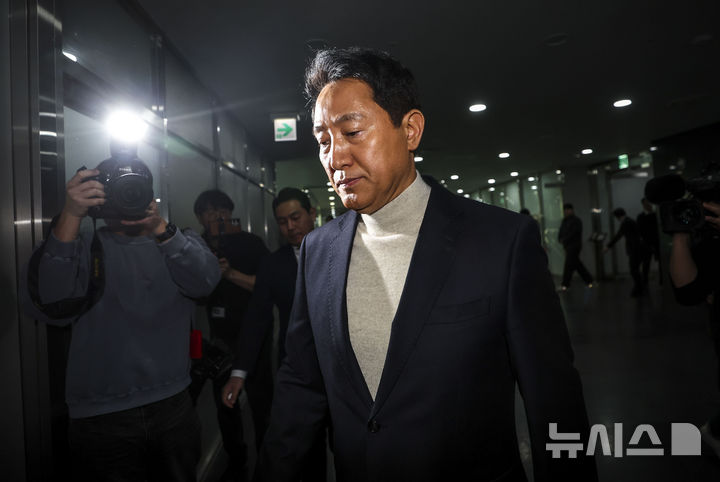 [서울=뉴시스] 정병혁 기자 = 오세훈 서울시장이 17일 서울 중구 서울시청에서 공천 신청 관련 입장 발표 마친 뒤 이동하고 있다. 2026.03.17. jhope@newsis.com