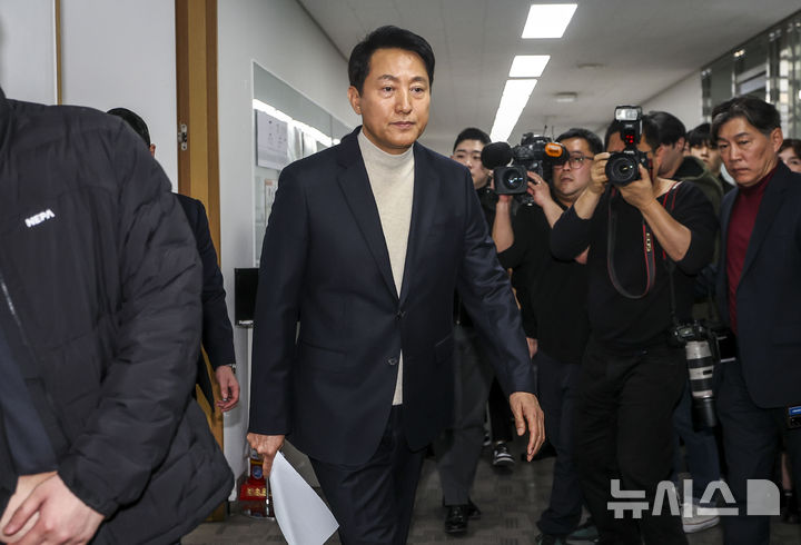 [서울=뉴시스] 정병혁 기자 = 오세훈 서울시장이 17일 서울 중구 서울시청에서 공천 신청 관련 입장 발표 마친 뒤 이동하고 있다. 2026.03.17. jhope@newsis.com