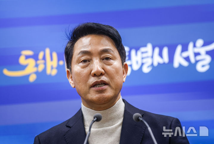 [서울=뉴시스] 정병혁 기자 = 오세훈 서울시장이 자신의 '여론조사비 대납' 의혹 재판에 출석하며 "민중기 특별검사를 법왜곡죄로 고소하는 것을 검토하고 있다"고 말했다. 사진은 오 시장이 지난 17일 서울 중구 서울시청에서 공천 신청 관련 입장 발표를 하는 모습. 2026.03.17. jhope@newsis.com