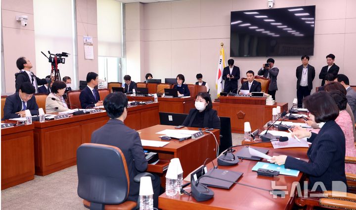 [서울=뉴시스] 조성봉 기자 = 김용민 국회 법사위 법안심사제1소위원회 위원장이 17일 오후 서울 여의도 국회에서 열린 법제사법위원회 법안심사제1소위원회에서 발언을 하고 있다. 2026.03.17. suncho21@newsis.com