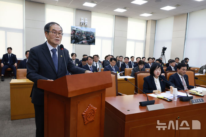 [서울=뉴시스] 고승민 기자 = 이용철 방위사업청장이 17일 서울 여의도 국회에서 열린 국방위원회 전체회의에서 업무보고를 하고 있다. 2026.03.17. kkssmm99@newsis.com