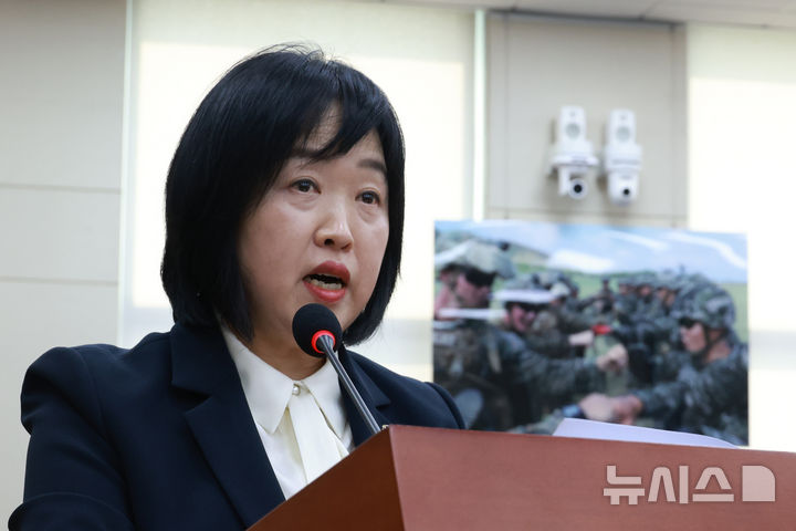 [서울=뉴시스] 고승민 기자 = 홍소영 병무청장이 17일 서울 여의도 국회에서 열린 국방위원회 전체회의에서 업무보고를 하고 있다. 2026.03.17. kkssmm99@newsis.com