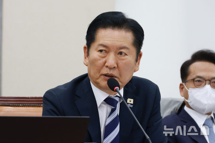 [서울=뉴시스] 고승민 기자 = 정청래 더불어민주당 대표가 17일 서울 여의도 국회에서 열린 국방위원회 전체회의에서 질의를 하고 있다. 2026.03.17. kkssmm99@newsis.com