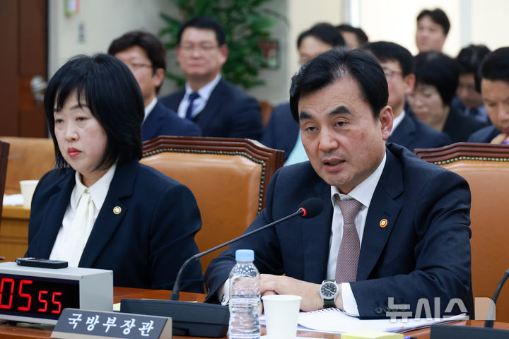 [서울=뉴시스] 고승민 기자 = 안규백 국방부 장관이 17일 서울 여의도 국회에서 열린 국방위원회 전체회의에서 의원 질의에 답하고 있다. 2026.03.17. kkssmm99@newsis.com