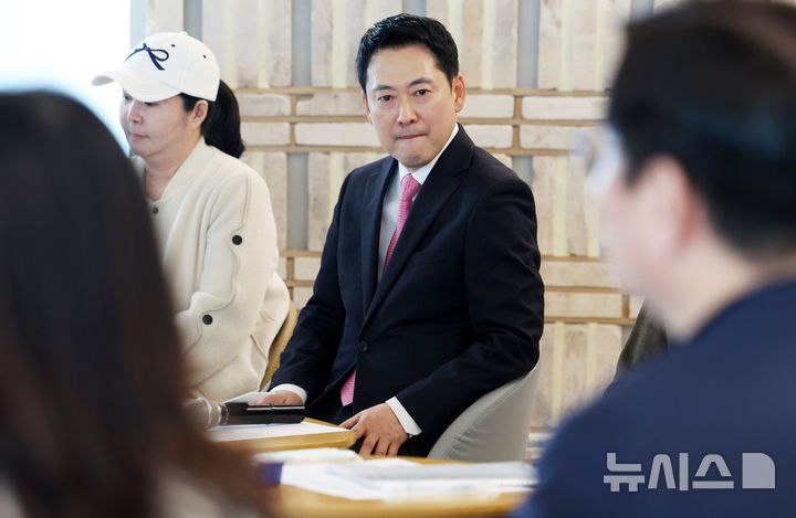 [서울=뉴시스] 이영환 기자 = 장동혁 국민의힘 대표가 17일 오후 서울 마포구 북카페 채그로에서 열린 맘(Mom)편한 특별위원회 1차 현장간담회에 참석하고 있다. 2026.03.17. 20hwan@newsis.com