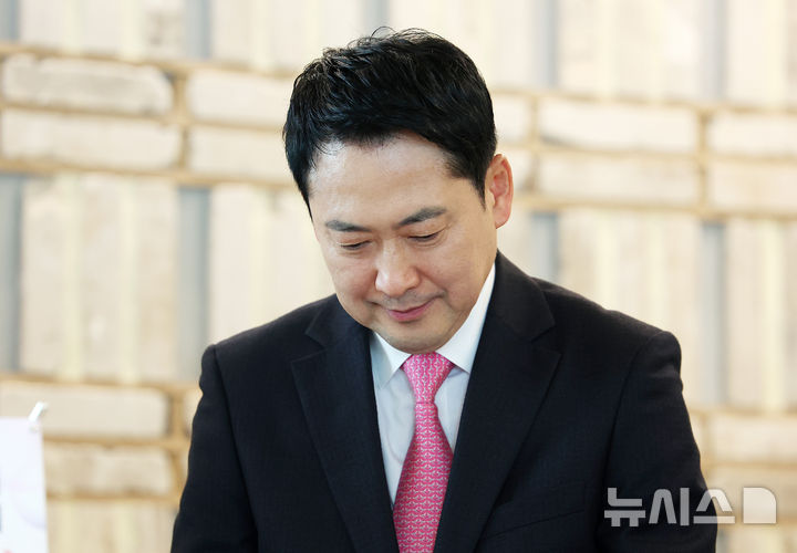 [서울=뉴시스] 이영환 기자 = 장동혁 국민의힘 대표가 17일 오후 서울 마포구 북카페 채그로에서 열린 맘(Mom)편한 특별위원회 1차 현장간담회에 참석하고 있다. 2026.03.17. 20hwan@newsis.com