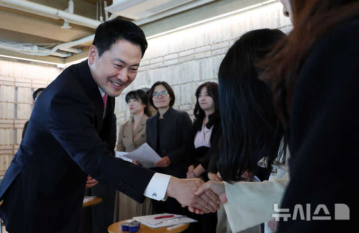 [서울=뉴시스] 이영환 기자 = 장동혁 국민의힘 대표가 17일 오후 서울 마포구 북카페 채그로에서 열린 맘(Mom)편한 특별위원회 1차 현장간담회에서 참석자들과 인사를 나누고 있다. 2026.03.17. 20hwan@newsis.com