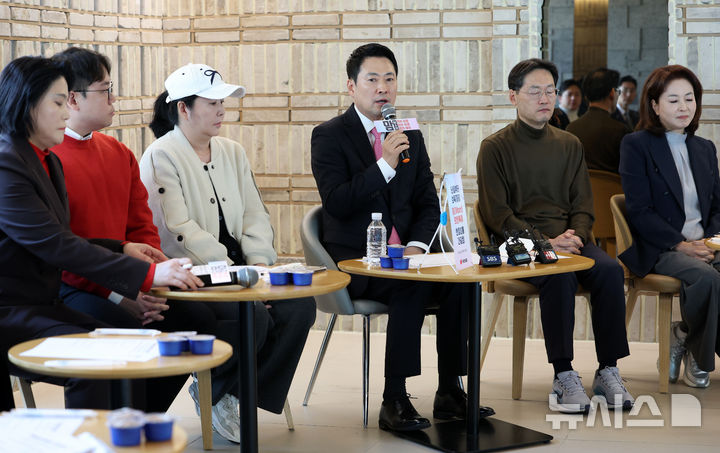 [서울=뉴시스] 이영환 기자 = 장동혁 국민의힘 대표가 17일 오후 서울 마포구 북카페 채그로에서 열린 맘(Mom)편한 특별위원회 1차 현장간담회에 참석해 발언을 하고 있다. 2026.03.17. 20hwan@newsis.com