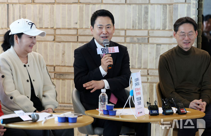 [서울=뉴시스] 이영환 기자 = 장동혁 국민의힘 대표가 17일 오후 서울 마포구 북카페 채그로에서 열린 맘(Mom)편한 특별위원회 1차 현장간담회에 참석해 발언을 하고 있다. 2026.03.17. 20hwan@newsis.com