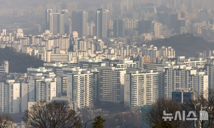 [서울=뉴시스] 서울 중구 남산에서 바라본 서울 시내 아파트 모습. photo@newsis.com