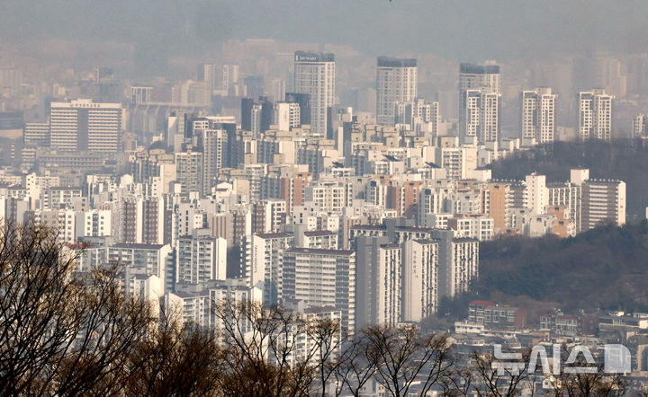 [서울=뉴시스] 김혜진 기자 = 올해 전국 공동주택 공시가격이 지난해보다 9.16% 오르며 4년 만에 최대 상승 폭을 기록했다. 국토교통부가 17일 발표한 2026년 공동주택 공시가격에 따르면 올해 전국 공동주택 공시가격은 지난해에 비해 9.16% 상승한다. 공시가격의 현실화율은 69%로 2023년 이후 4년 연속 동결됐다. 전국 공시가격은 2023년 18.61% 하락한 이후 3년 연속 오름세를 이어갔으며, 상승 폭으로는 2022년 17.20% 이후 4년 만에 가장 높은 수준이다. 사진은 이날 서울 중구 남산에서 바라본 서울 시내 아파트 모습. 2026.03.17. jini@newsis.com