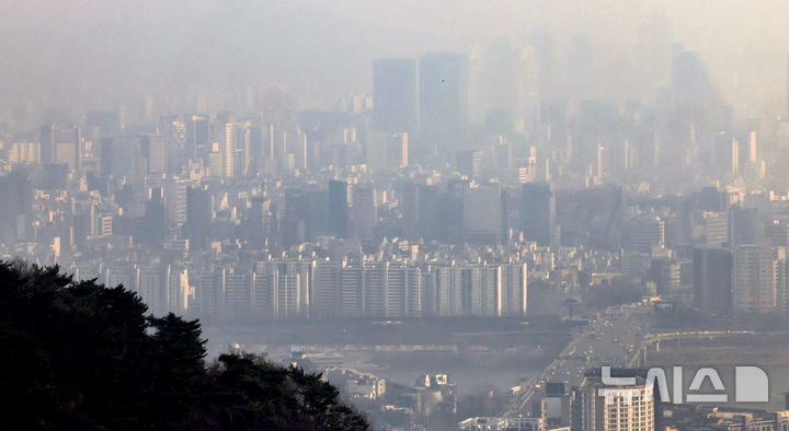 [서울=뉴시스] 김혜진 기자 = 올해 전국 공동주택 공시가격이 지난해보다 9.16% 오르며 4년 만에 최대 상승 폭을 기록했다. 국토교통부가 17일 발표한 2026년 공동주택 공시가격에 따르면 올해 전국 공동주택 공시가격은 지난해에 비해 9.16% 상승한다. 공시가격의 현실화율은 69%로 2023년 이후 4년 연속 동결됐다. 전국 공시가격은 2023년 18.61% 하락한 이후 3년 연속 오름세를 이어갔으며, 상승 폭으로는 2022년 17.20% 이후 4년 만에 가장 높은 수준이다. 사진은 이날 서울 중구 남산에서 바라본 서울 시내 아파트 모습. 2026.03.17. jini@newsis.com