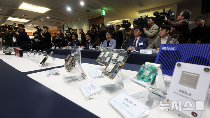 [서울=뉴시스] 홍효식 기자 = 17일 서울 중구 프레스센터에서 열린 국민성장펀드 'K-엔비디아 프로젝트' 민관 합동간담회에서 AI 반도체 기업 대표 참석자들이 발언을 경청하고 있다. 왼쪽부터 신성규 리벨리온 최고재무책임자(CFO), 김주영 하이퍼엑셀 대표, 백준호 퓨리오사AI 대표, 김녹원 딥엑스 대표, 신동주 모빌린트 대표. 2026.03.17. yesphoto@newsis.com