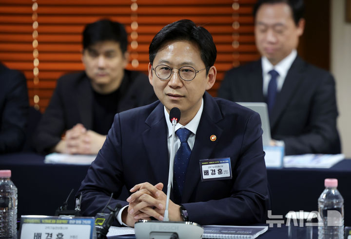 [서울=뉴시스] 홍효식 기자 = 배경훈 부총리 겸 과학기술정보통신부 장관이 17일 서울 중구 프레스센터에서 열린 국민성장펀드 'K-엔비디아 프로젝트' 민관 합동간담회에서 인사말하고 있다. 2026.03.17. yesphoto@newsis.com