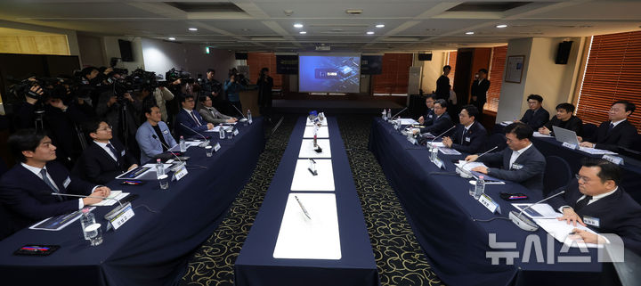 [서울=뉴시스] 홍효식 기자 = 배경훈 부총리 겸 과학기술정보통신부 장관이 17일 서울 중구 프레스센터에서 열린 국민성장펀드 'K-엔비디아 프로젝트' 민관 합동간담회에서 인사말하고 있다. 2026.03.17. yesphoto@newsis.com