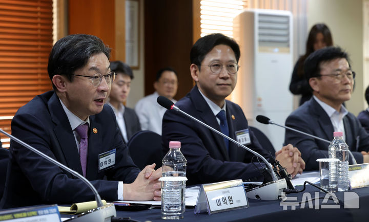 [서울=뉴시스] 홍효식 기자 = 이억원 금융위원장이 17일 서울 중구 프레스센터에서 열린 국민성장펀드 'K-엔비디아 프로젝트' 민관 합동간담회에서 인사말하고 있다. 왼쪽부터 이 위원장, 배경훈 부총리 겸 과학기술정보통신부 장관, 박상진 산업은행 회장. 2026.03.17. yesphoto@newsis.com