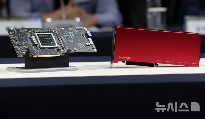 [서울=뉴시스] 홍효식 기자 = 17일 서울 중구 프레스센터에서 열린 국민성장펀드 'K-엔비디아 프로젝트' 민관 합동간담회에서 AI 반도체 기업인 퓨리오사AI 제품이 놓여 있다. 2026.03.17. yesphoto@newsis.com