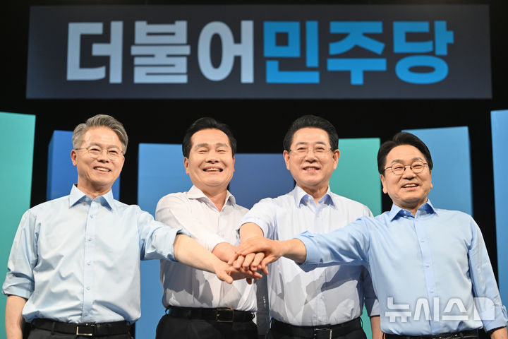 [광주=뉴시스] 이영주 기자 = 17일 오후 광주 남구 광주MBC 스튜디오에서 열린 민주당 전남광주통합특별시장 A조 경선 토론회. 참여한 후보들이 손을 맞잡으며 승리를 다짐하고 있다. 왼쪽부터 민형배 의원, 주철현 의원, 김영록 전남도지사, 강기정 광주시장. 2026.03.17. leeyj2578@newsis.com