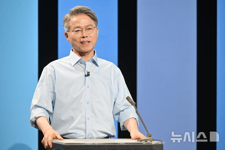 [광주=뉴시스] 이영주 기자 = 더불어민주당 전남광주통합특별시장 경선 후보인 민형배 의원이 17일 오후 광주 남구 광주MBC 스튜디오에서 열린 민주당 전남광주특별시장 A조 경선 토론회에서 발언하고 있다. 2026.03.17. leeyj2578@newsis.com