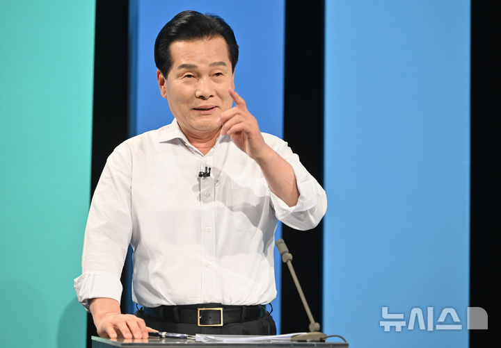 [광주=뉴시스] 이영주 기자 = 더불어민주당 전남광주통합특별시장 경선 후보인 주철현 의원이 17일 오후 광주 남구 광주MBC 스튜디오에서 열린 민주당 전남광주특별시장 A조 경선 토론회에 참여해 발언하고 있다. 2026.03.17. leeyj2578@newsis.com