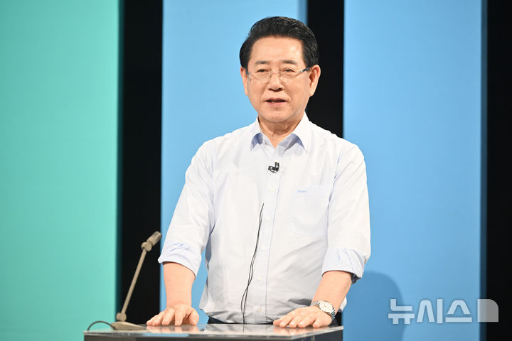 [광주=뉴시스] 이영주 기자 = 더불어민주당 전남광주통합특별시장 경선 후보인 김영록 전남도지사가 17일 오후 광주 남구 광주MBC 스튜디오에서 열린 민주당 전남광주특별시장 A조 경선 토론회에 참여해 발언하고 있다. 2026.03.17. leeyj2578@newsis.com
