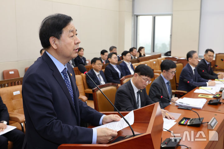 [서울=뉴시스] 김금보 기자 = 구윤철 경제부총리 겸 재정경제부 장관이 17일 오후 서울 여의도 국회에서 열린 재정경제기획위원회 전체회의에서 법안 통과에 대한 인사말을 하고 있다. 2026.03.17. kgb@newsis.com