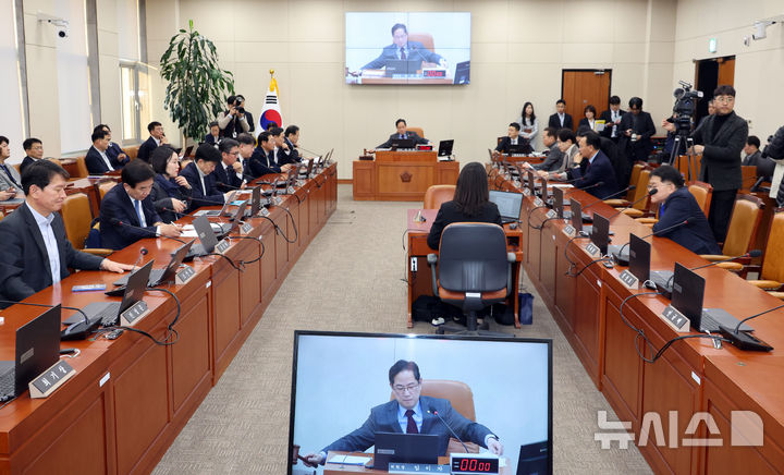 [서울=뉴시스] 김금보 기자 = 박수영 국회 재정경제기획위원회 국민의힘 간사가 17일 오후 서울 여의도 국회에서 열린 재정경제기획위원회 전체회의에서 의사봉을 두드리고 있다. 2026.03.17. kgb@newsis.com