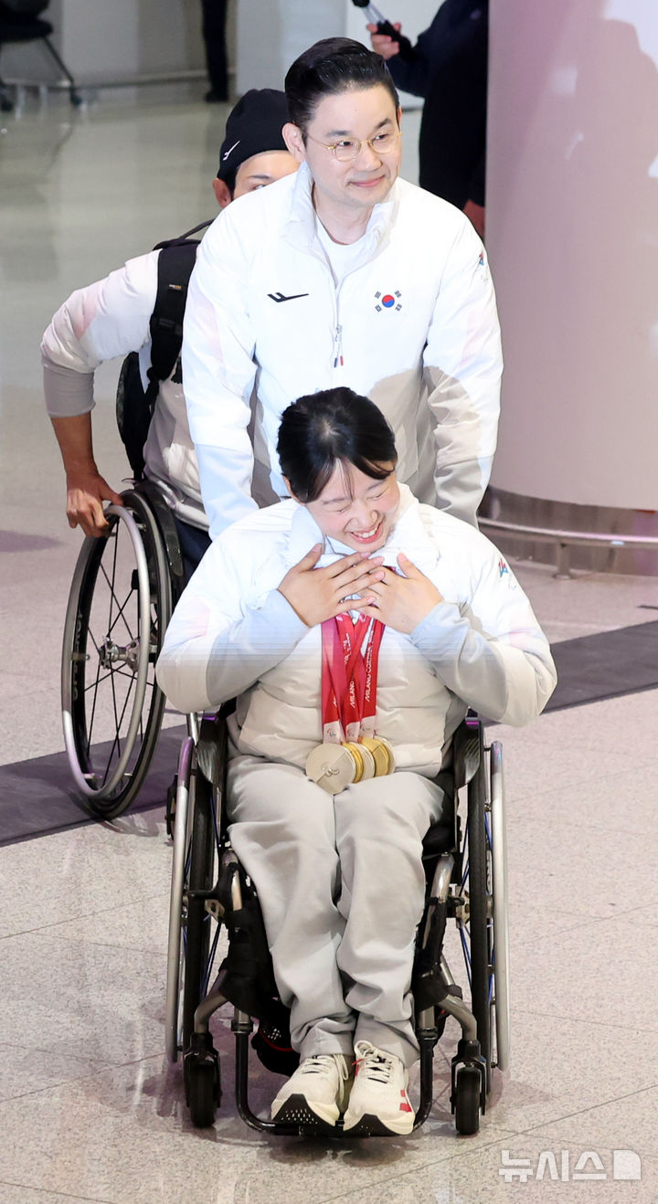 [인천공항=뉴시스] 권창회 기자 = 한국 여성 최초 동계패럴림픽 금메달을 포함해 5개의 메달을 목에 걸며 단일 대회 최다 메달 신기록을 세운 김윤지가 17일 인천국제공항 제2여객터미널을 통해 귀국하고 있다. 2026.03.17. kch0523@newsis.com