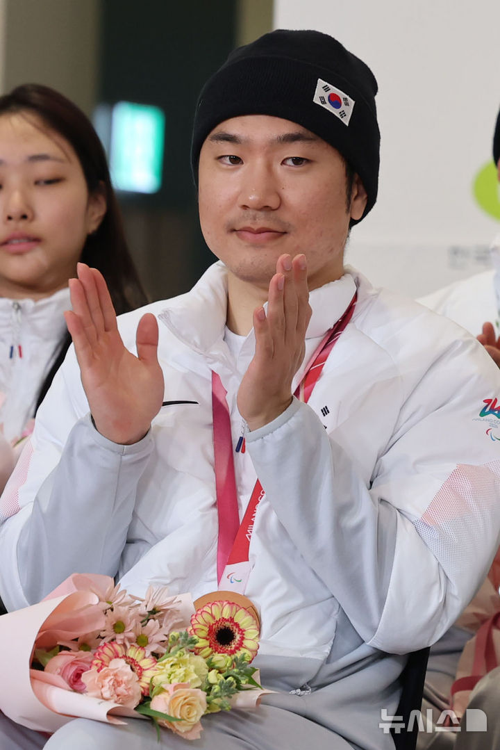 [인천공항=뉴시스] 권창회 기자 = 2026 밀라노-코르티나 패럴림픽 스노보드 동메달리스트 이제혁이 17일 인천국제공항 제2여객터미널에서 열린 2026 밀라노-코르티나 동계 패럴림픽 해단식에서 박수치고 있다. 2026.03.17. kch0523@newsis.com