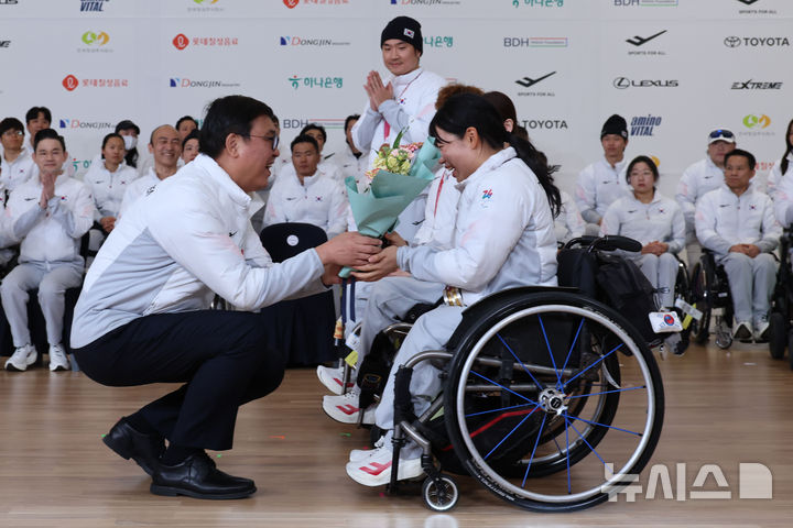 [인천공항=뉴시스] 권창회 기자 = 17일 인천국제공항 제2여객터미널에서 열린 2026 밀라노-코르티나 동계 패럴림픽 해단식에서 최휘영 문체부 장관이 김윤지에게 꽃다발을 전달하고 있다. 2026.03.17. kch0523@newsis.com