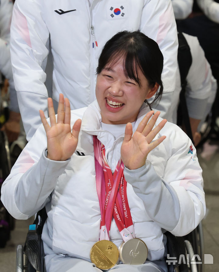 [인천공항=뉴시스] 권창회 기자 = 한국 여성 최초 동계패럴림픽 금메달을 포함해 5개의 메달을 목에 걸며 단일 대회 최다 메달 신기록을 세운 김윤지가 17일 인천국제공항 제2여객터미널을 통해 귀국해 인사하고 있다. 2026.03.17. kch0523@newsis.com
