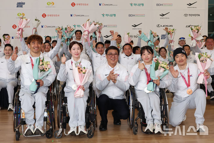 [인천공항=뉴시스] 권창회 기자 = 17일 인천국제공항 제2여객터미널에서 열린 2026 밀라노-코르티나 동계 패럴림픽 해단식에서 최휘영 문체부 장관이 김윤지를 비롯한 메달리스트들과 기념촬영을 하고 있다. 2026.03.17. kch0523@newsis.com