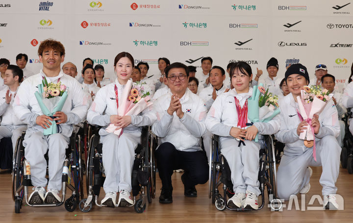 [인천공항=뉴시스] 권창회 기자 = 17일 인천국제공항 제2여객터미널에서 열린 2026 밀라노-코르티나 동계 패럴림픽 해단식에서 최휘영 문체부 장관이 김윤지를 비롯한 메달리스트들과 기념촬영을 하고 있다. 2026.03.17. kch0523@newsis.com