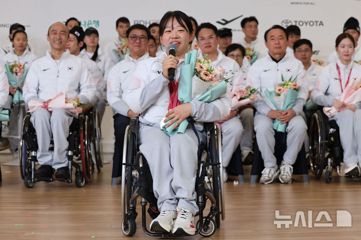 [인천공항=뉴시스] 권창회 기자 = 한국 여성 최초 동계패럴림픽 금메달을 포함해 5개의 메달을 목에 걸며 단일 대회 최다 메달 신기록을 세운 김윤지가 17일 인천국제공항 제2여객터미널에서 열린 2026 밀라노-코르티나 동계 패럴림픽 해단식에서 대회 MVP에 선정된 뒤 발언하고 있다. 2026.03.17. kch0523@newsis.com