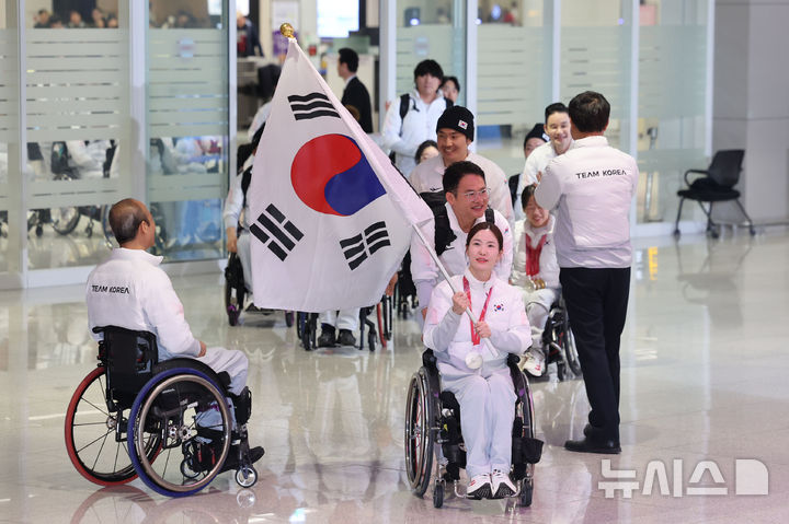 [인천공항=뉴시스] 권창회 기자 = 2026 밀라노-코르티나 동계 패럴림픽에 출전했던 대한민국 선수단이 17일 인천국제공항 제2여객터미널을 통해 귀국하고 있다. 2026.03.17. kch0523@newsis.com