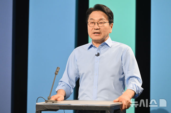 [광주=뉴시스] 이영주 기자 = 더불어민주당 전남광주통합특별시장 경선 후보인 강기정 광주시장이 17일 오후 광주 남구 광주MBC 스튜디오에서 열린 민주당 전남광주특별시장 A조 경선 토론회에 참여해 발언하고 있다. 2026.03.17. leeyj2578@newsis.com